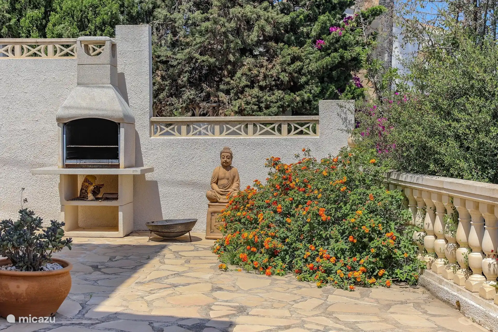 nog een extra barbecue en een fijne vuurschaal. 