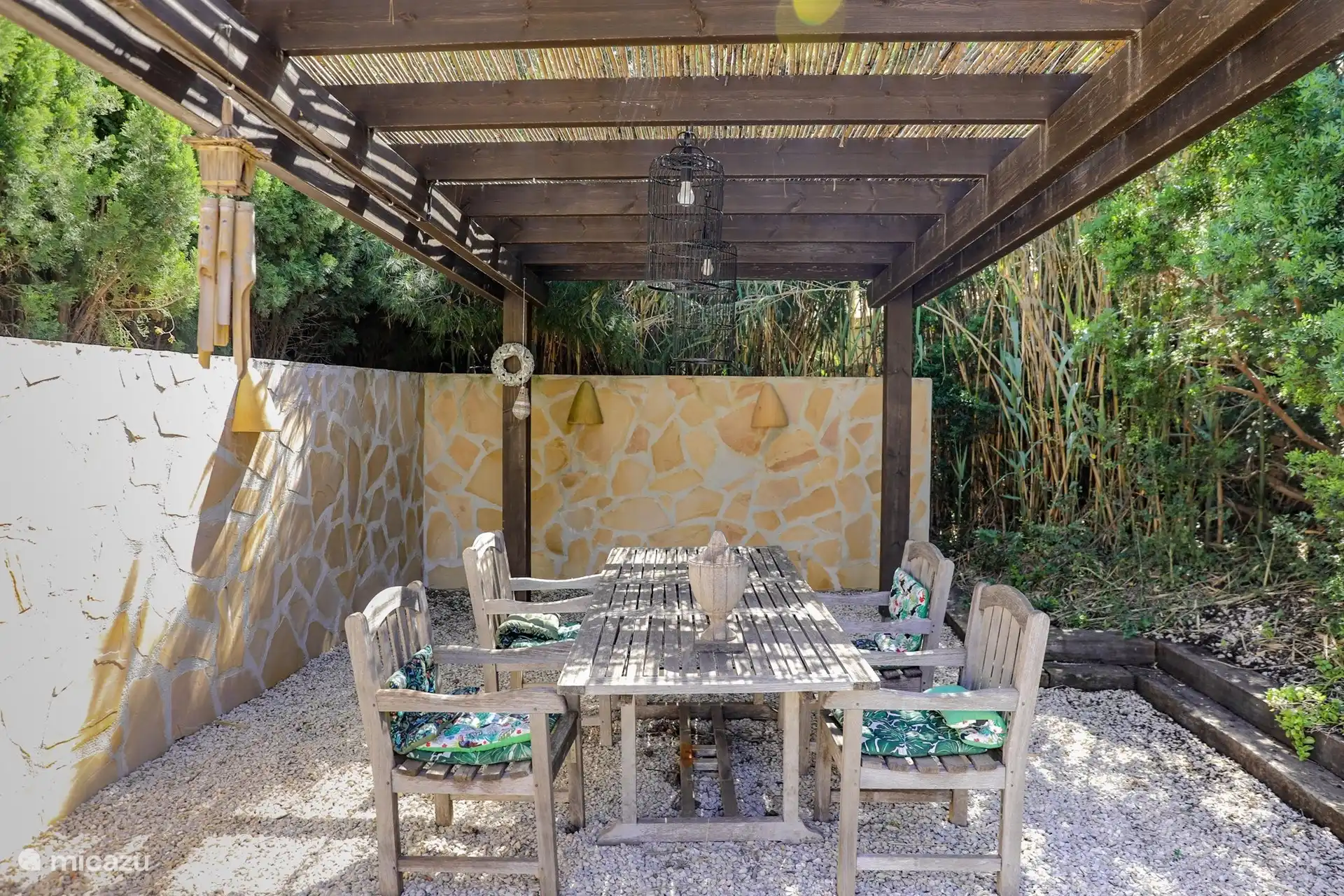 nog een heerlijk plaatsje, helemaal uit de zon, als het in de zomer te warm wordt. 