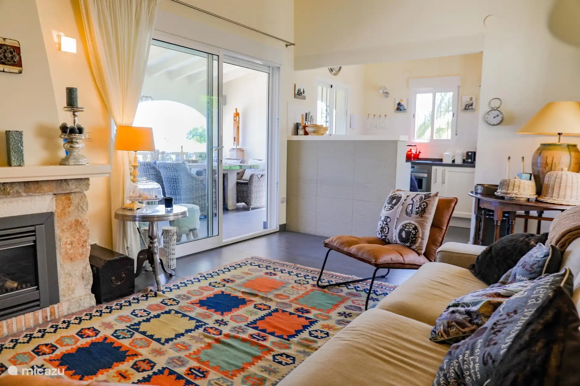 De lichte woonkamer vormt het hart van het huis en loopt via de schuifdeuren naadloos over in het overdekte terras, waardoor binnen en buiten vanzelf met elkaar verbonden zijn.