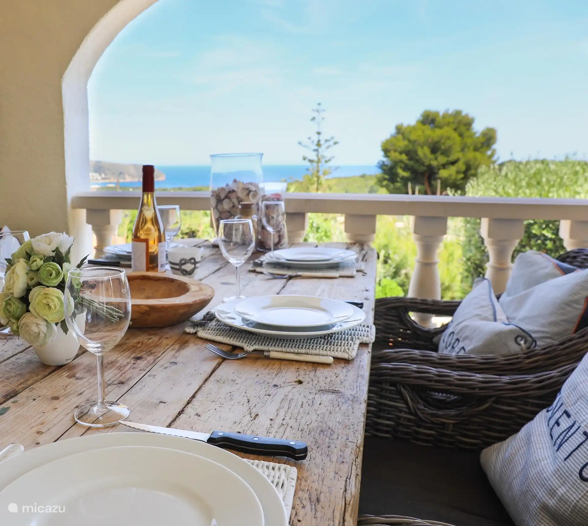 Heerlijk genieten onder de veranda. Ieder uur lijkt het uitzicht anders. In de vroege ochtend, de prachtig opkomende zon, in de middag wordt de zee meer zichtbaar. 