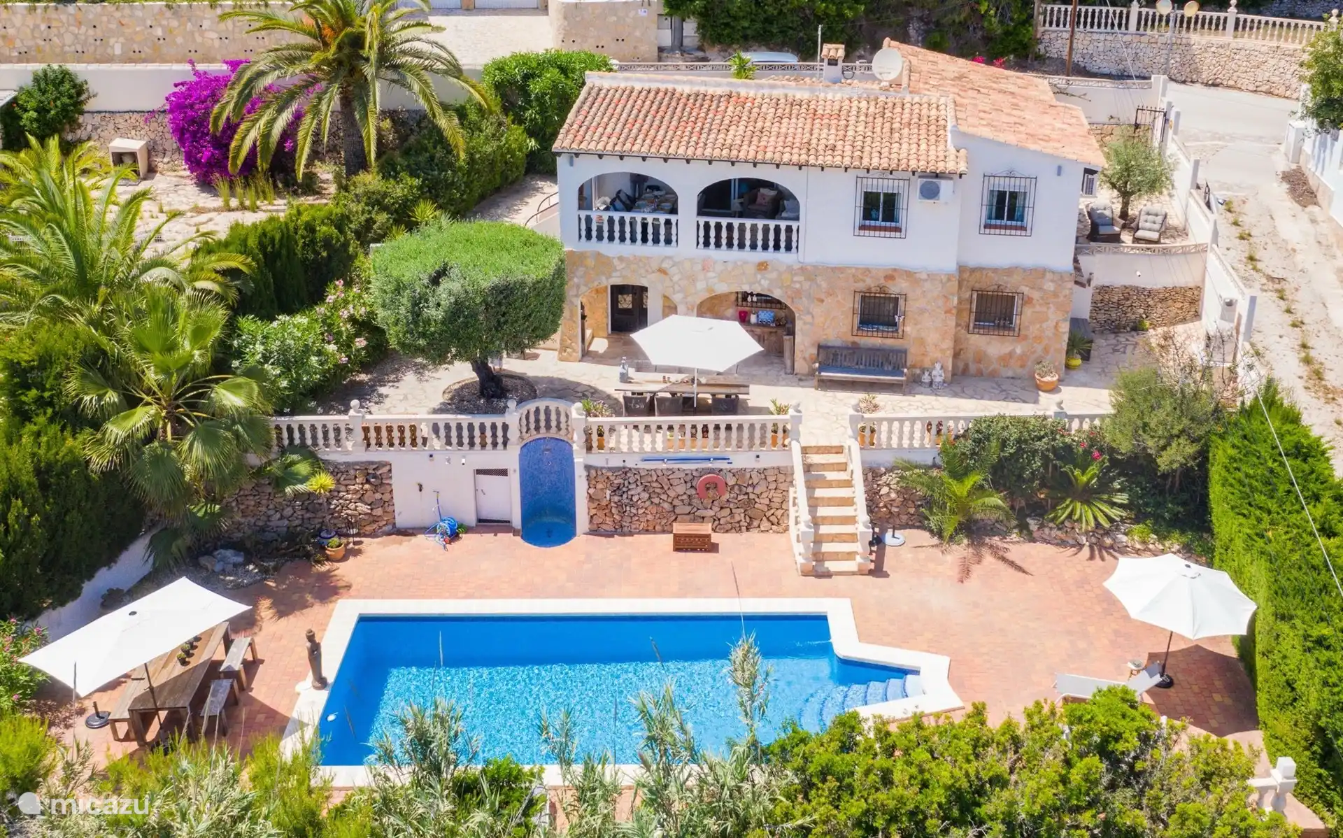 Verscholen in het groen ligt Casa dels Tossals: een warme, mediterrane villa met meerdere terrassen, een privézwembad en alle ruimte om samen te genieten. Binnen en buiten lopen in elkaar over. 