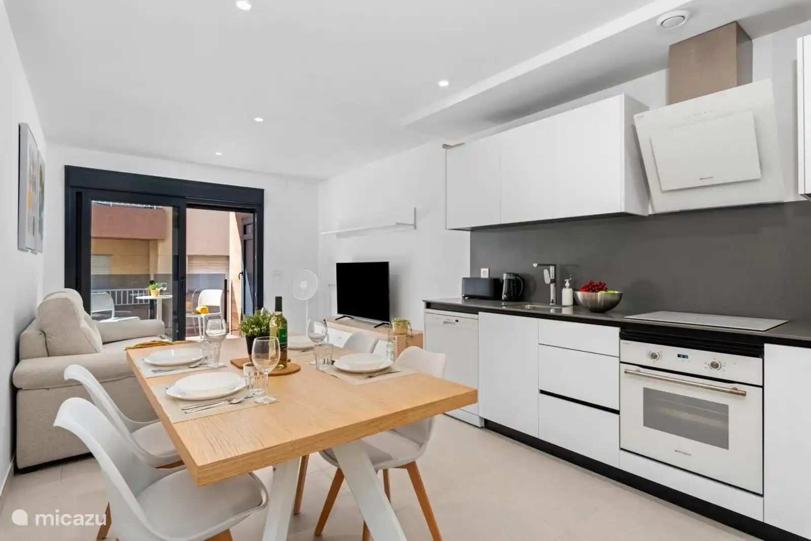 Offene Küche mit Esstisch