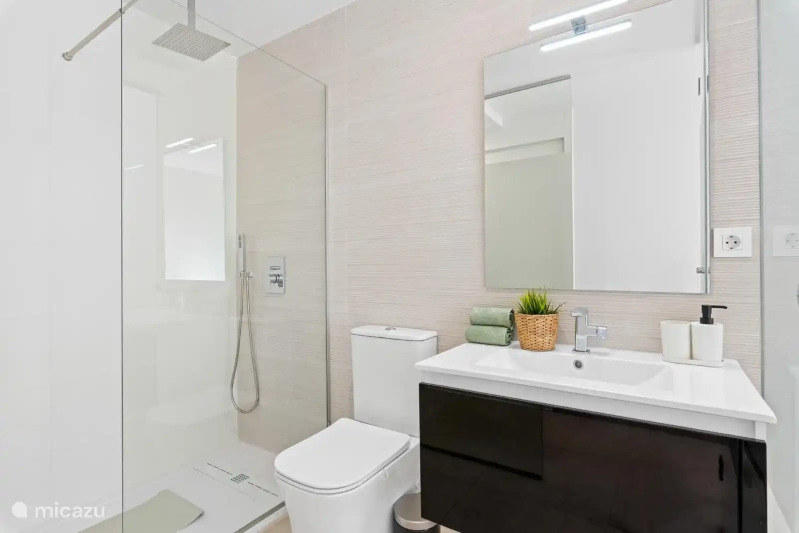 Badezimmer mit WC, Dusche und Waschbecken