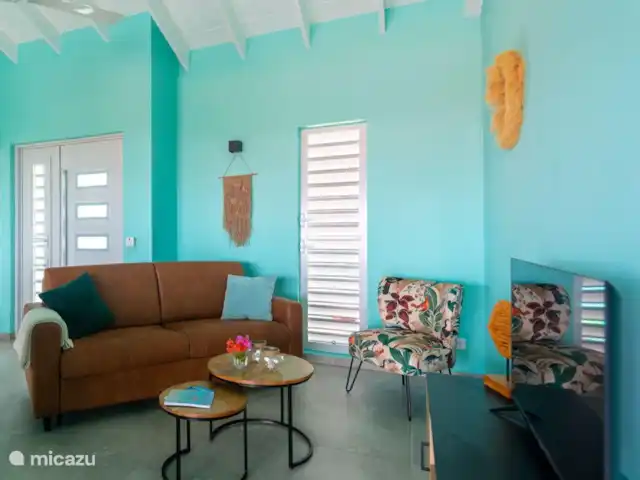 Villa Rolise *Zeezicht* huren in Curaçao, Banda Abou (west), Fontein - villa Cozy livingroom met smart tv