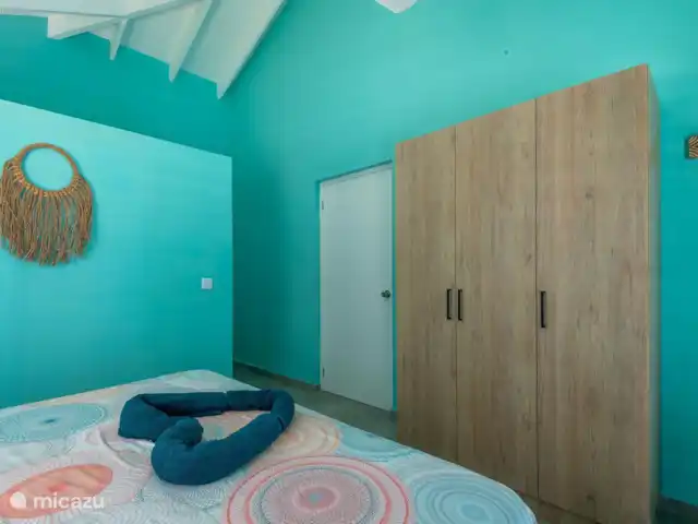 Villa Rolise *Zeezicht* huren in Curaçao, Banda Abou (west), Fontein - villa Masterbedroom met grote kledingkast en en-suite badkamer