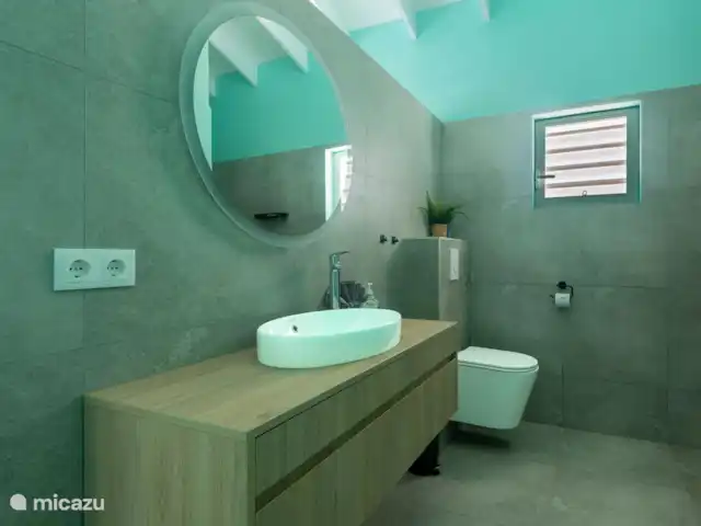 Villa Rolise *Zeezicht* huren in Curaçao, Banda Abou (west), Fontein - villa Moderne badkamer met zwevend toilet en inloopdouche