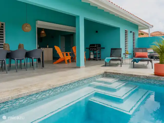 Villa Rolise *Zeezicht* huren in Curaçao, Banda Abou (west), Fontein - villa View vanaf het zwembad naar de porche en loungegedeelte