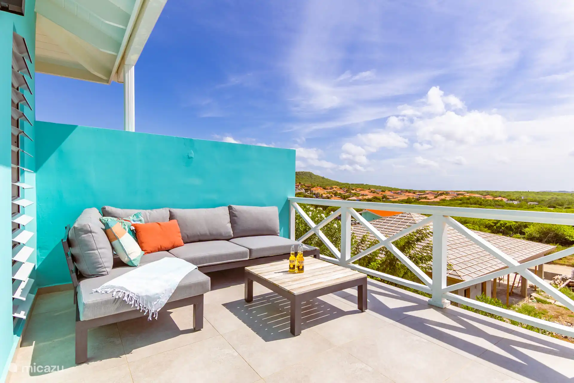 Relax op de heerlijke loungebank met uitzicht over de prachtige heuvels van Bandabou en de Caribische zee.