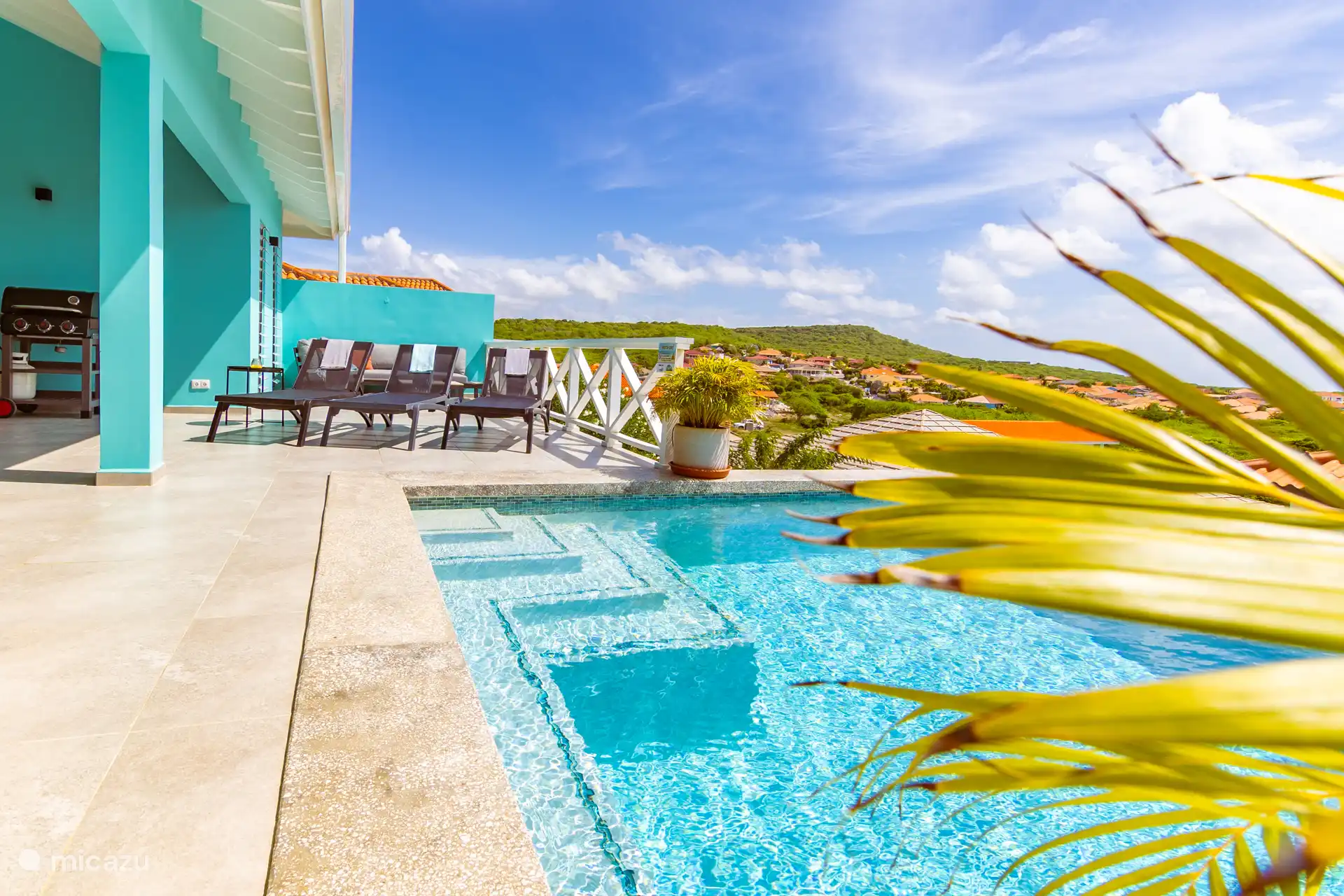 View vanaf de pool over het prachtig mooie villapark Fontein