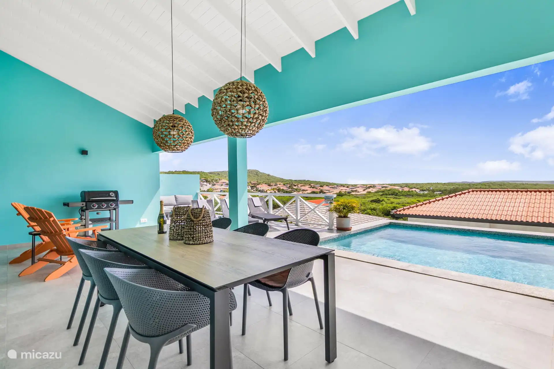 Zicht vanaf de porche over de heuvels en het villapark