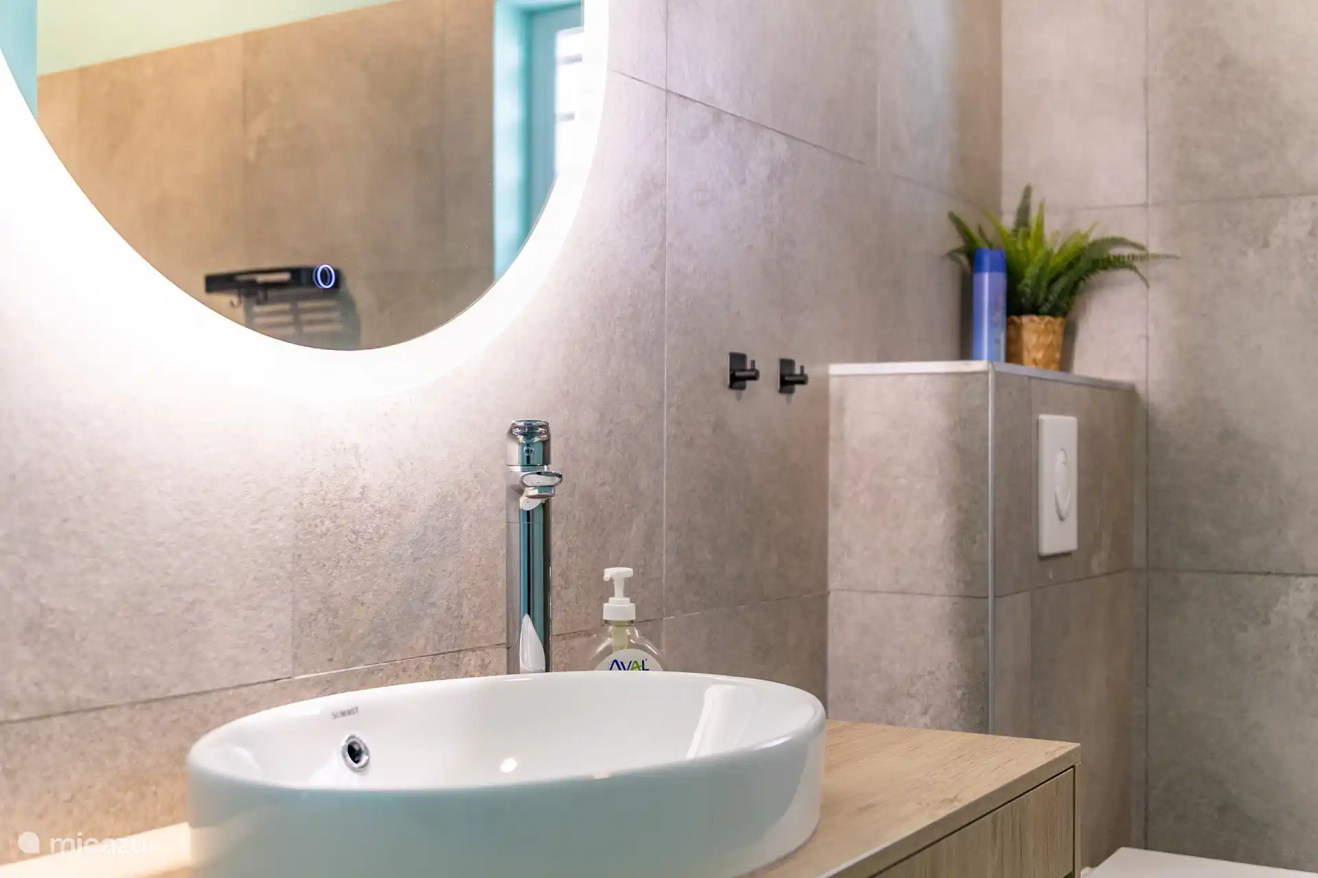 Prachtig moderne badmeubel met verlichte spiegel