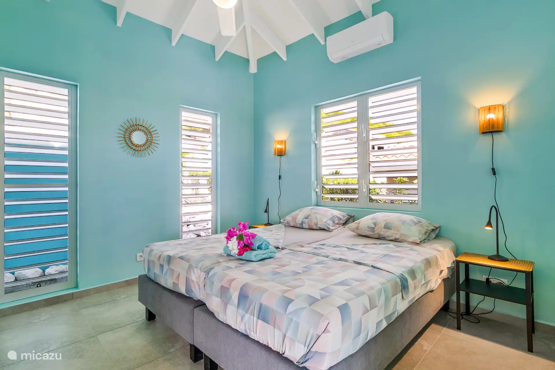 Prachtige slaapkamer met heerlijke nieuwe boxsprings van hoge kwaliteit