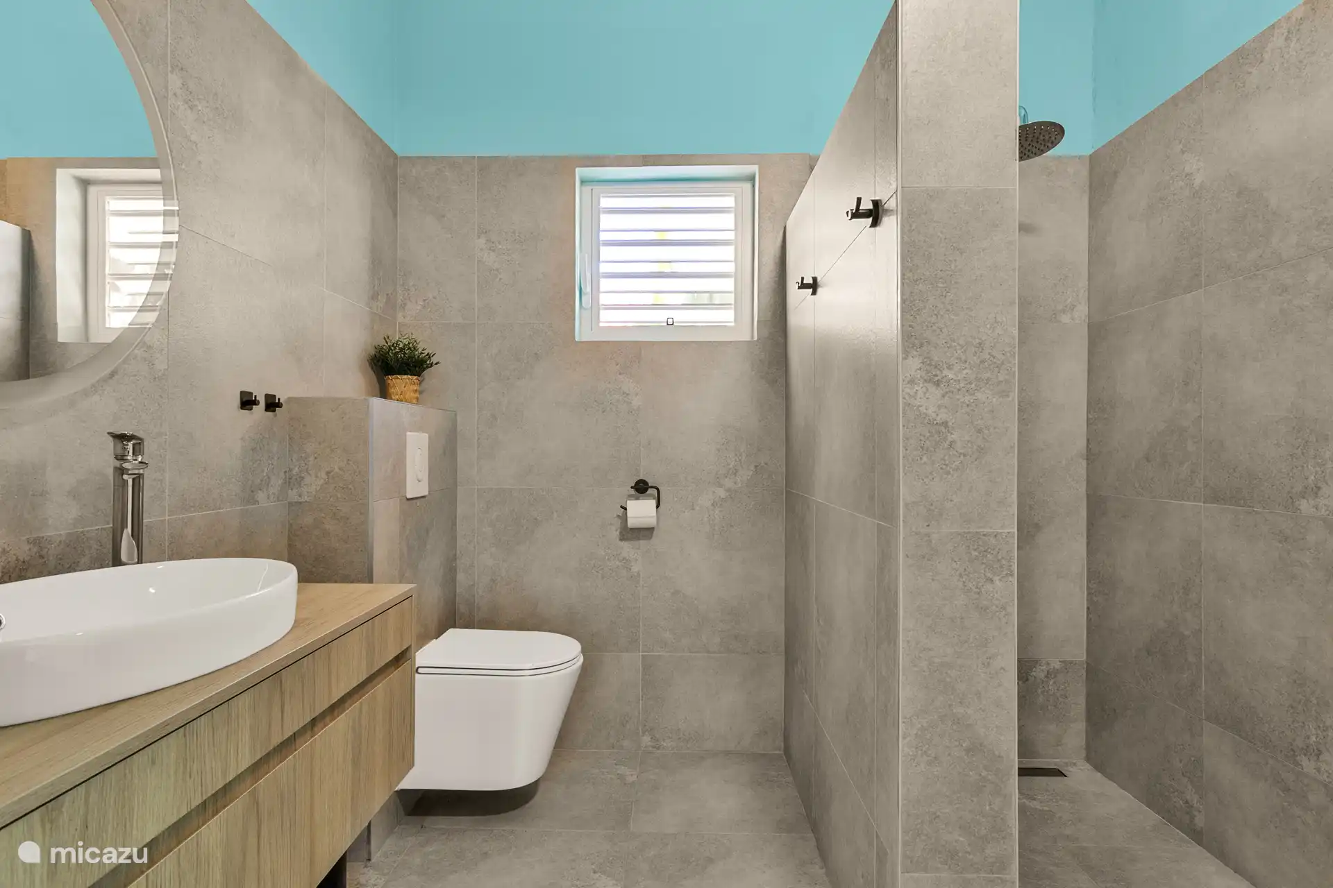 Moderne badkamer met heerlijk ruime inloopdouche