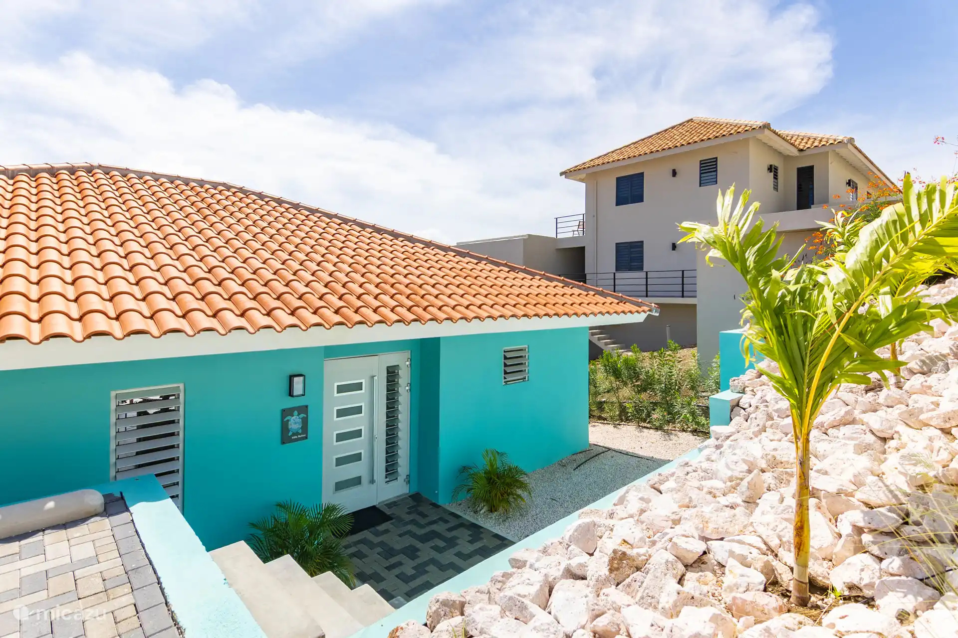 Entree vanaf de eigen parkeerplaats van villa Rolise