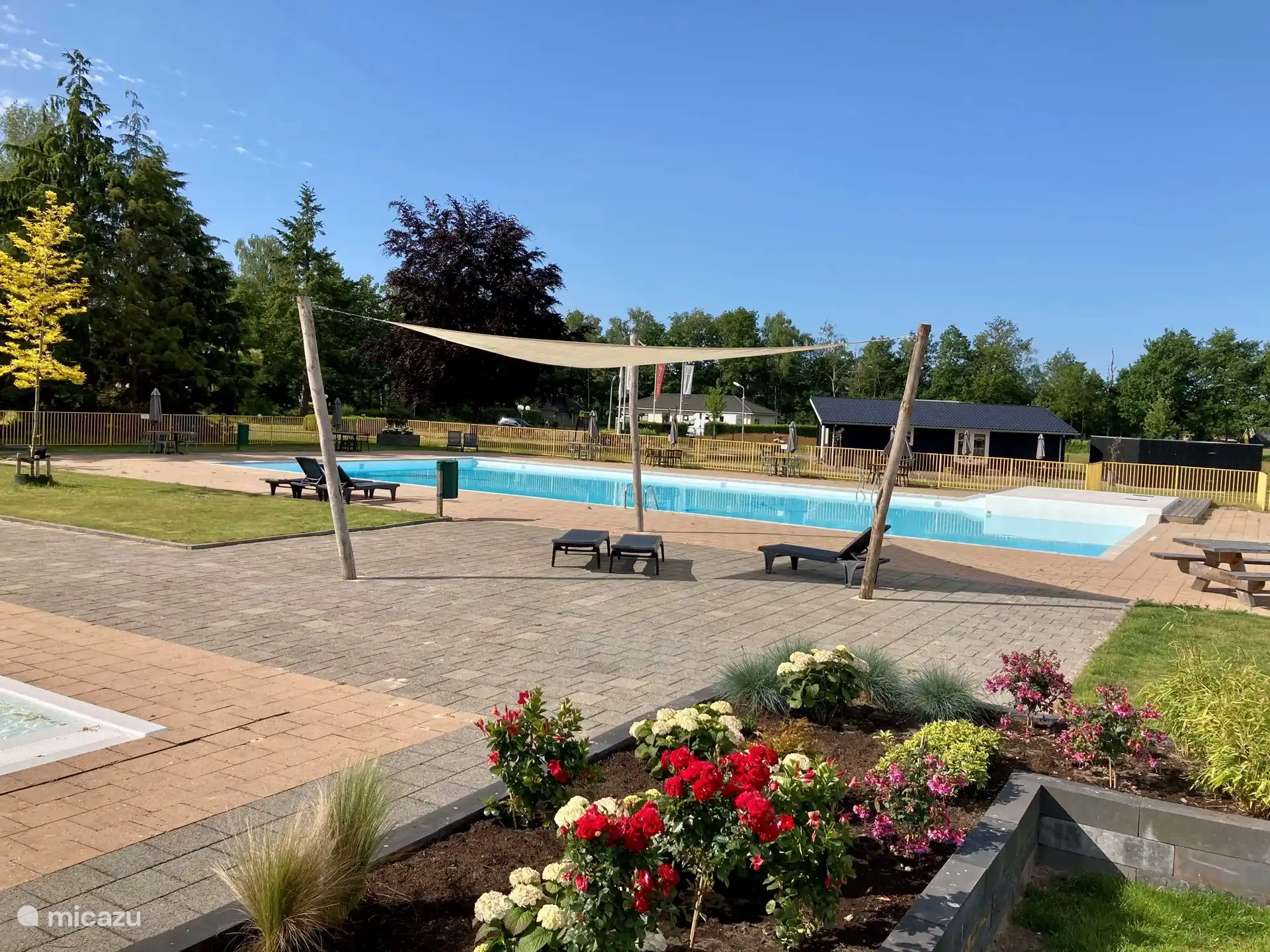 200 Meter zu Fuß entfernt befindet sich das Schwimmbad
