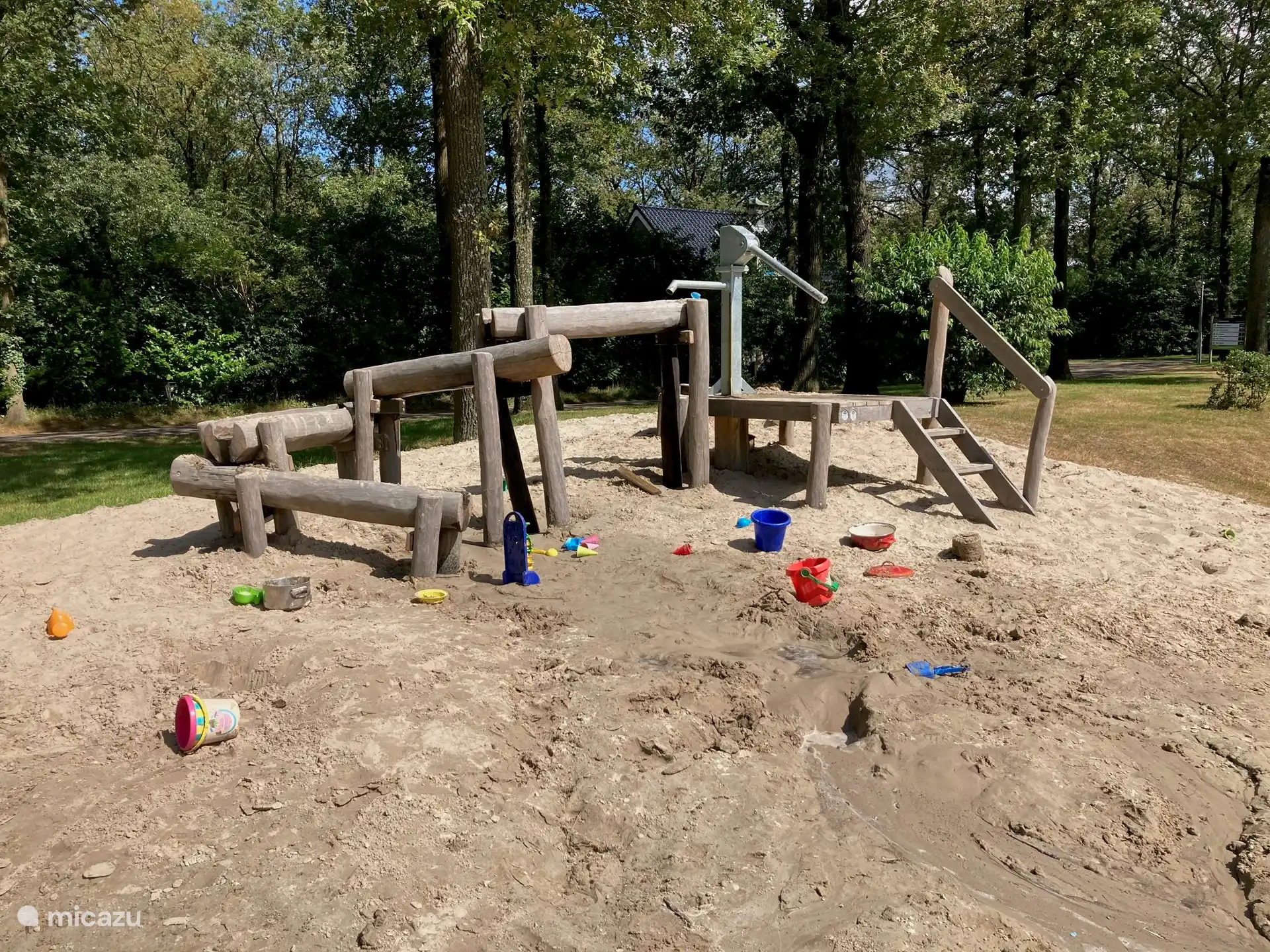 In der Nähe des Ferienhauses befindet sich das Feld mit dem Spielplatz. 
