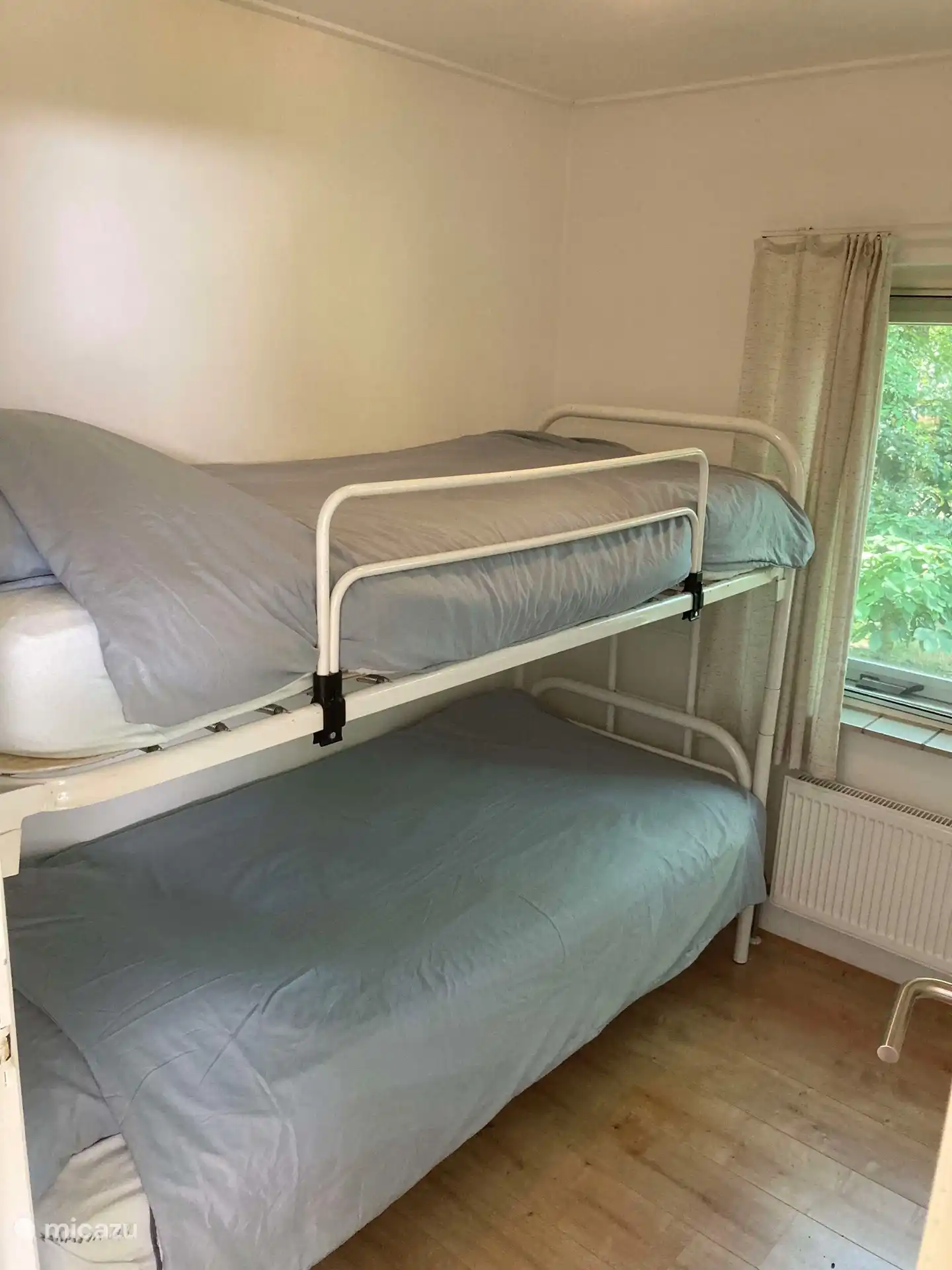 Zwei Schlafzimmer mit Etagenbetten. 