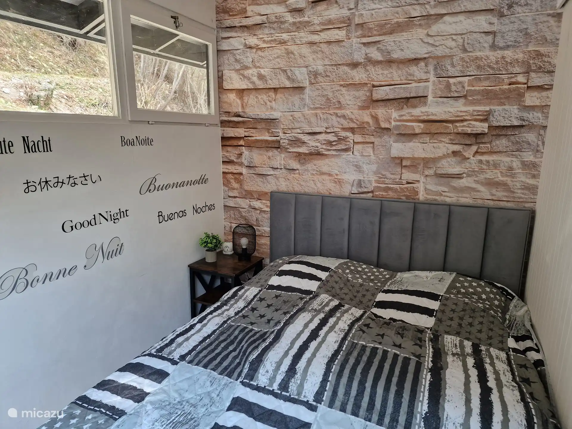 Dormitorio 1 con cama con somier