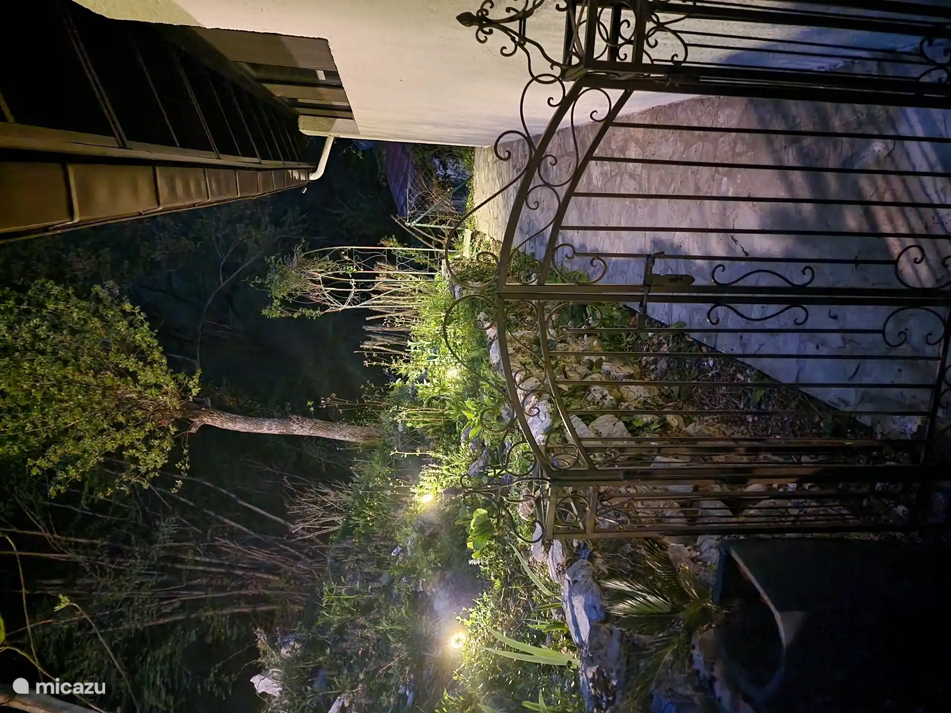 Pasillo detrás de la casa