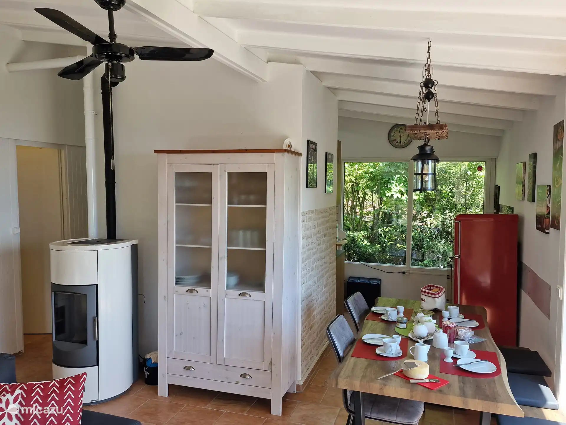 Vista desde la sala de estar hacia la cocina