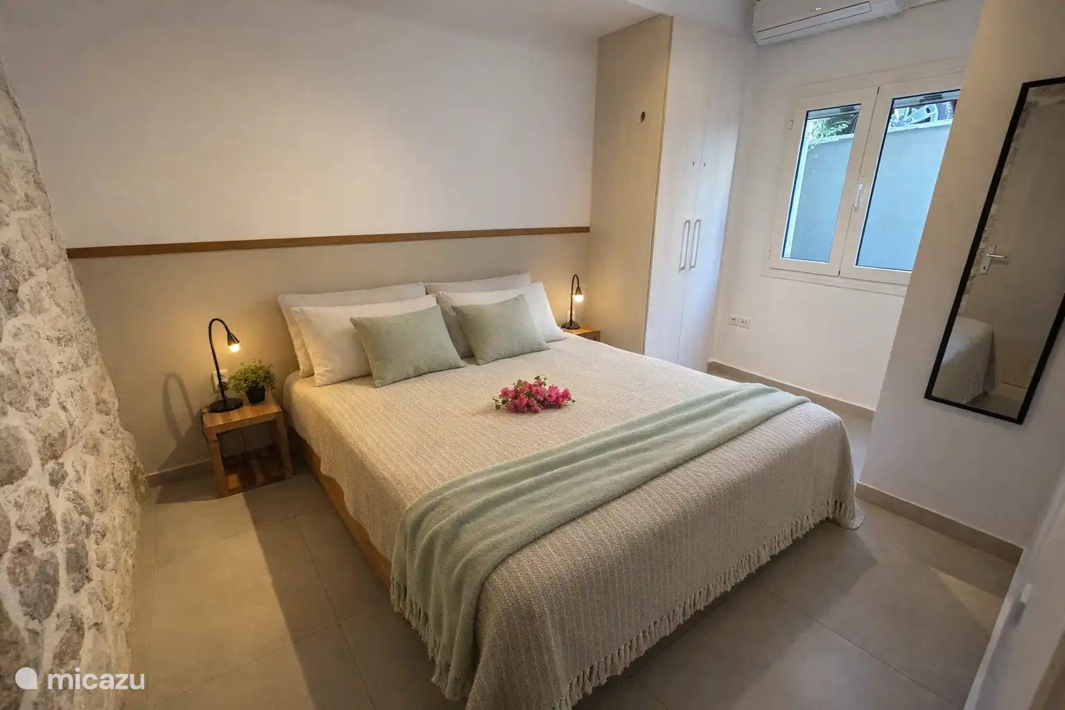 Schlafzimmer mit Doppelbett 