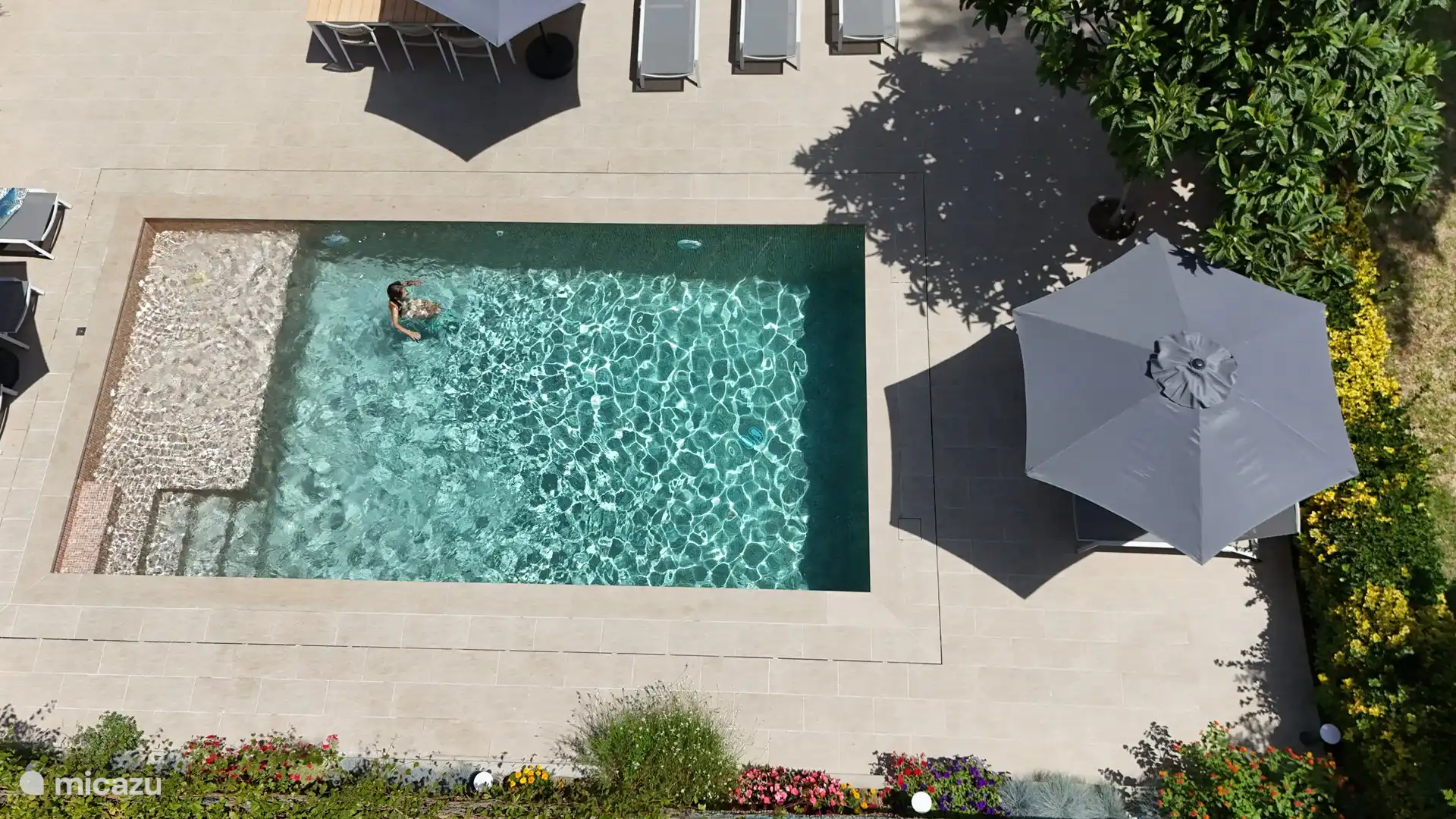 Piscine avec jacuzzi
