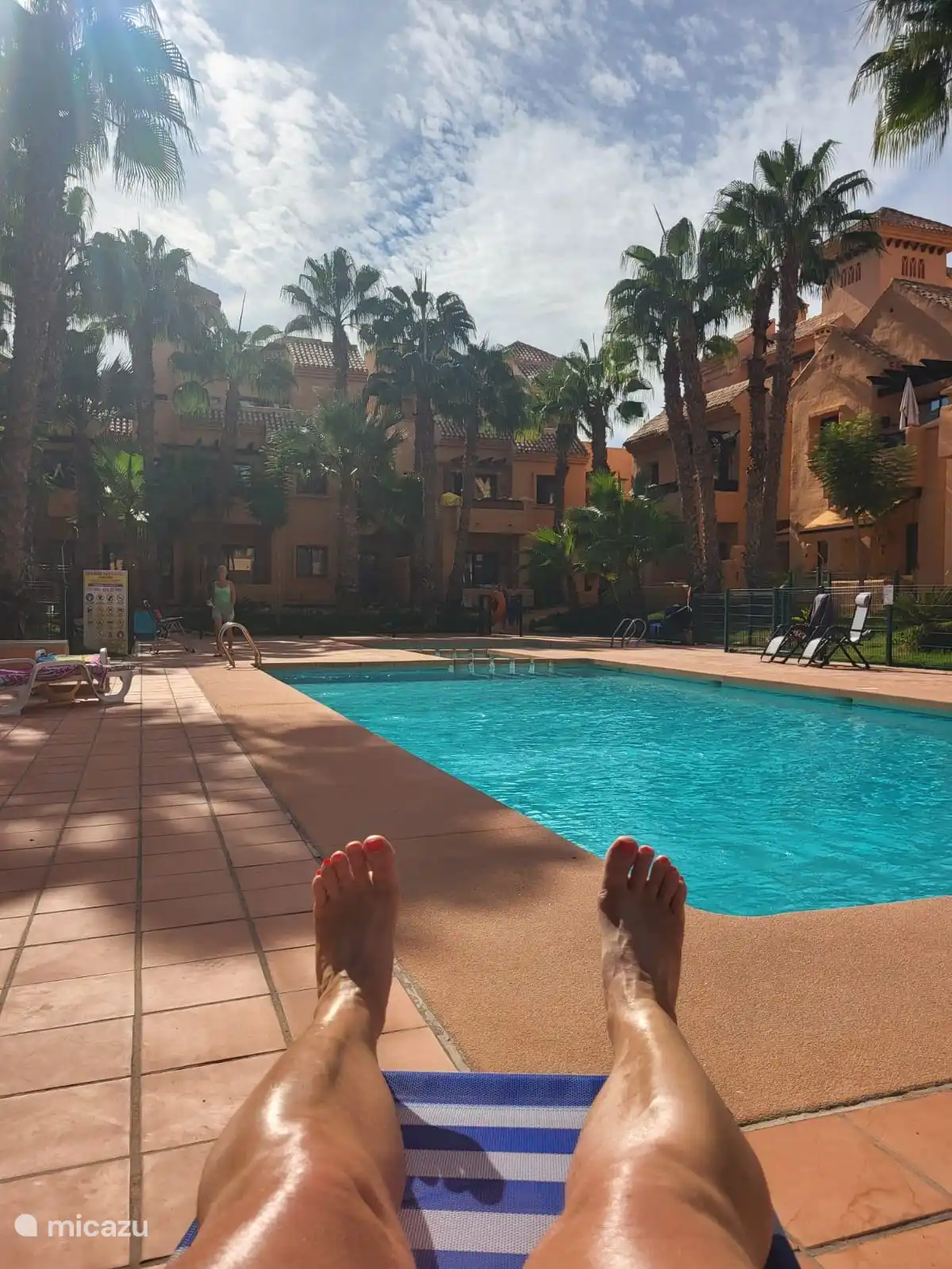 Plaisir béat au bord de la piscine 