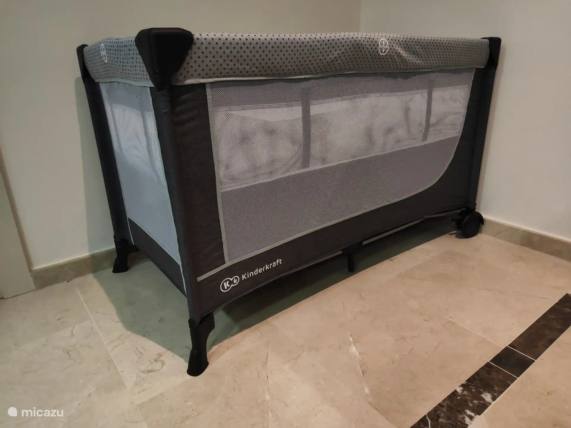 Un lit bébé avec matelas est disponible gratuitement sur demande. Le linge de lit pour le lit bébé peut être fourni par vous-même !