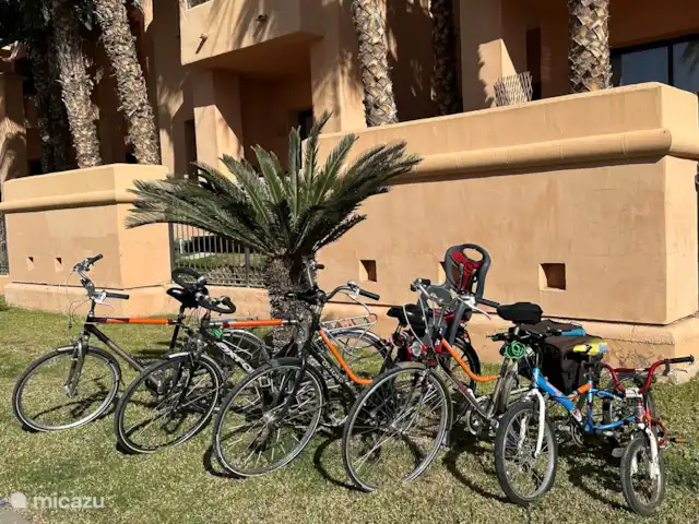 Club de playa Nueva Ribera con bicicletas en España, Costa Cálida, Los Alcázares - apartamento Proporcionamos 4 bicicletas para adultos de forma gratuita para nuestros inquilinos. Incluso hay un asiento para niños en una de las bicicletas