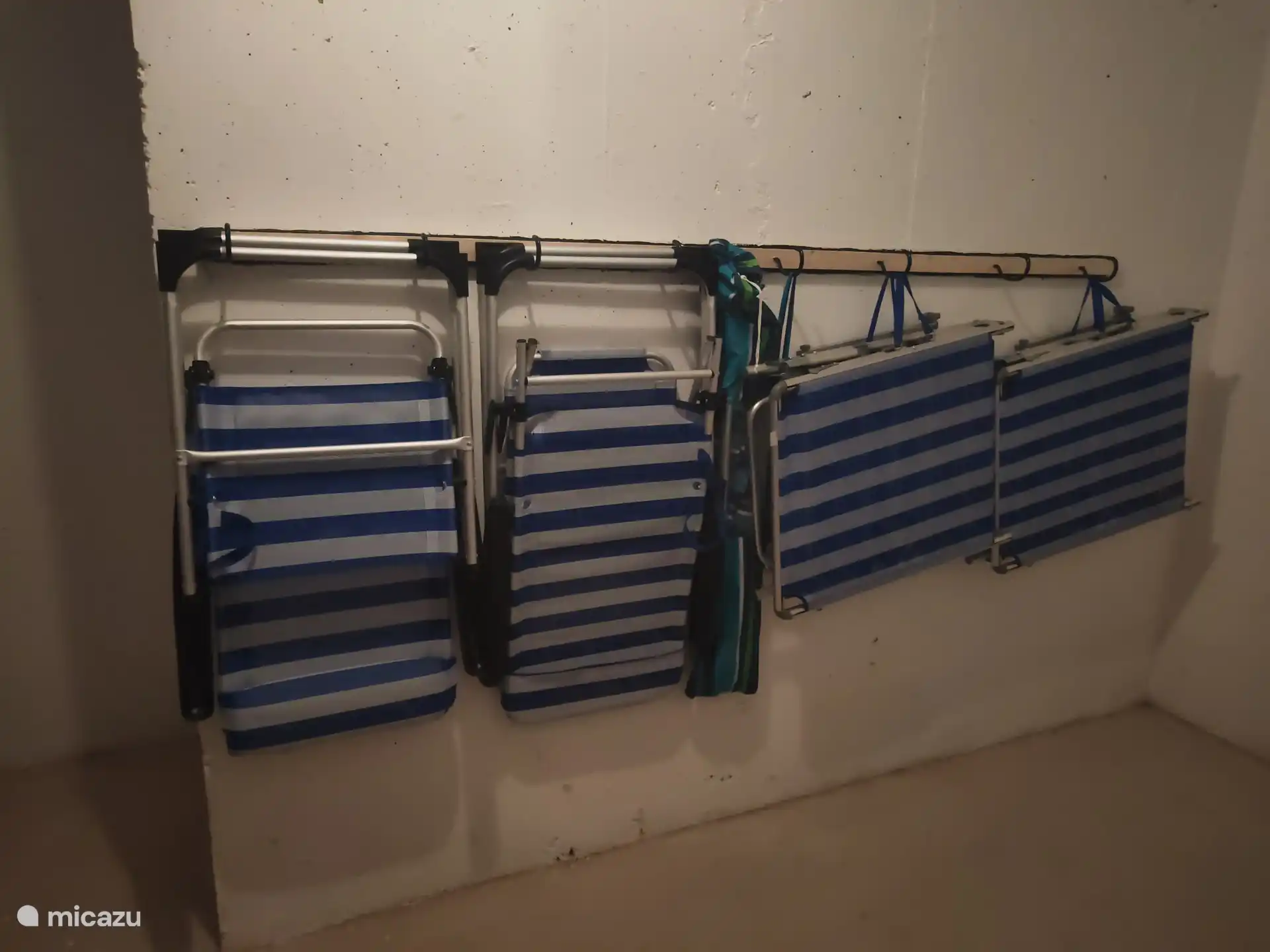 Des chaises longues et des chaises longues pour la plage ou la piscine sont disponibles gratuitement 