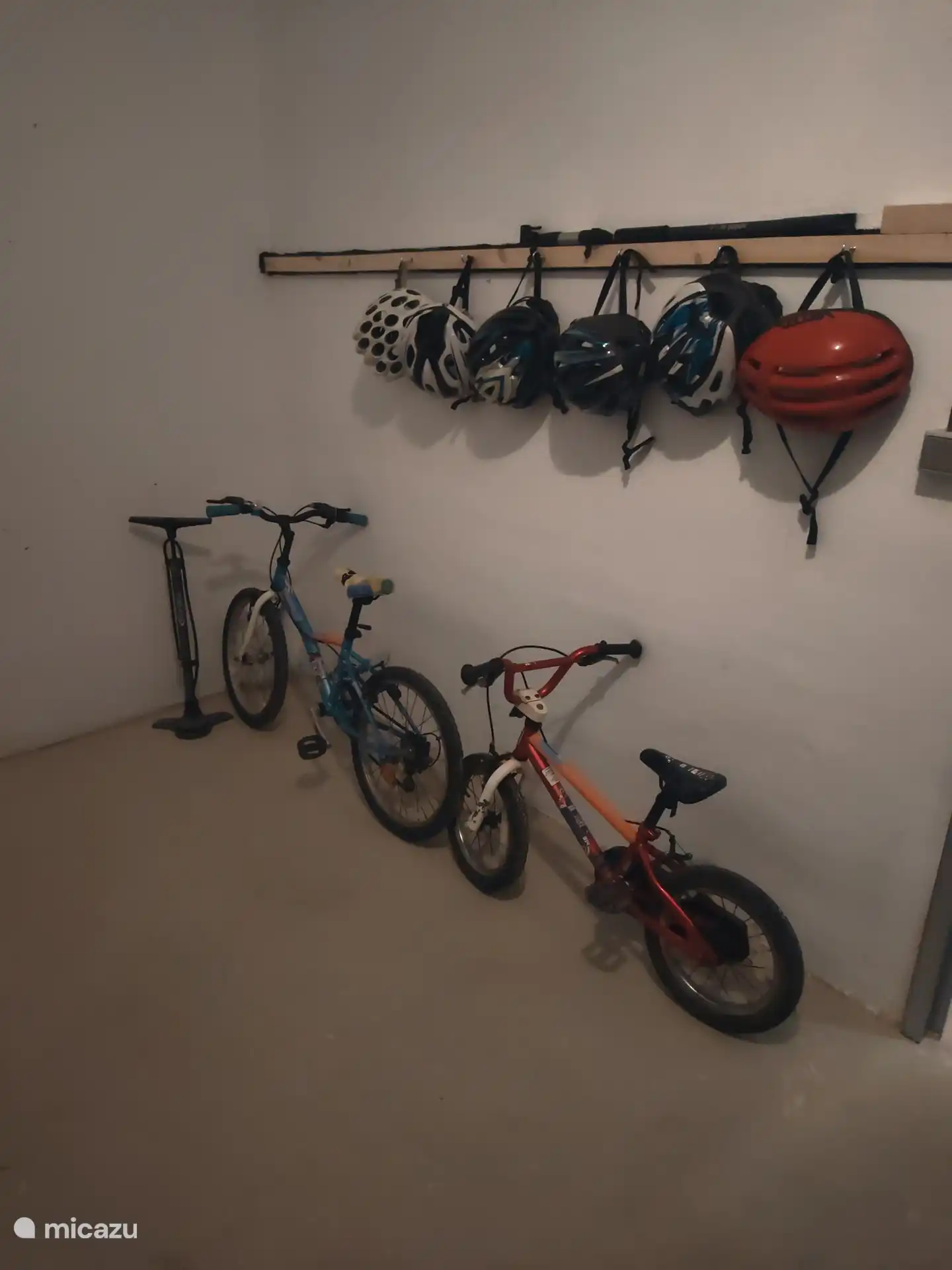 2 vélos pour enfants et suffisamment de casques disponibles gratuitement pour tout le monde pendant le séjour dans notre appartement 