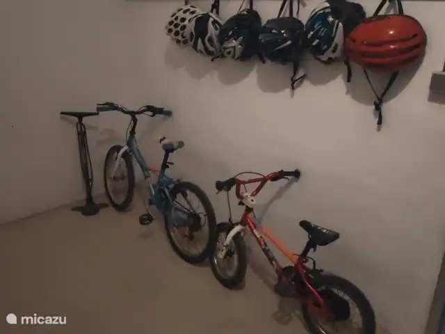 Club de playa Nueva Ribera con bicicletas en España, Costa Cálida, Los Alcázares - apartamento 2 bicicletas para niños y suficientes cascos disponibles para todos de forma gratuita durante la estancia en nuestro apartamento