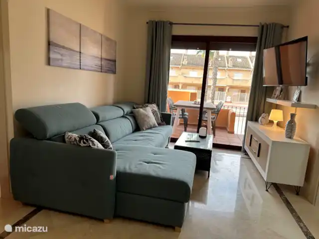 Club de playa Nueva Ribera con bicicletas en España, Costa Cálida, Los Alcázares - apartamento sala de estar con mesa y 6 sillas y cómodo sofá con smart TV incl. TV Flandes, así como todos los canales internacionales