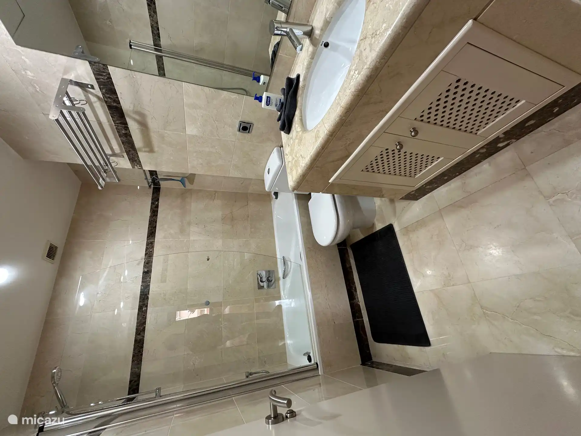 Salle de bain avec baignoire et douche 