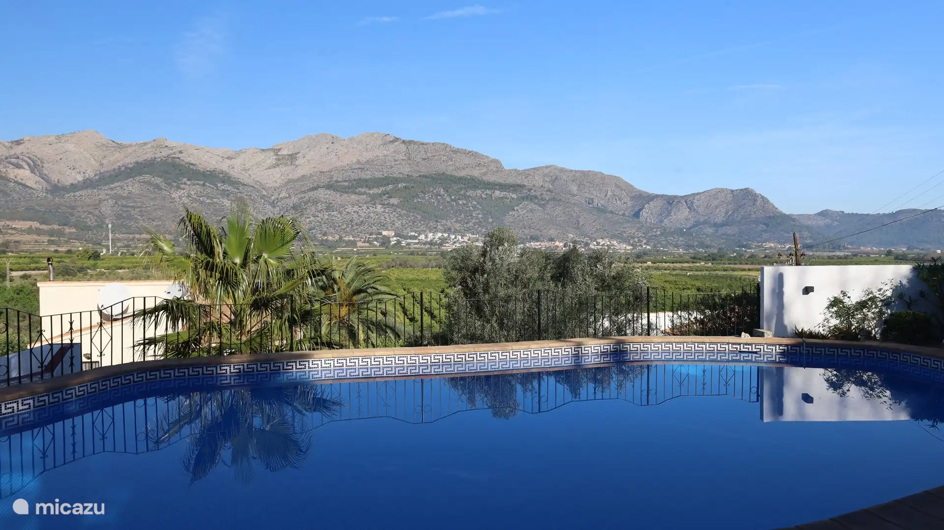 Geräumiges Schwimmbad 7 x 14 Meter