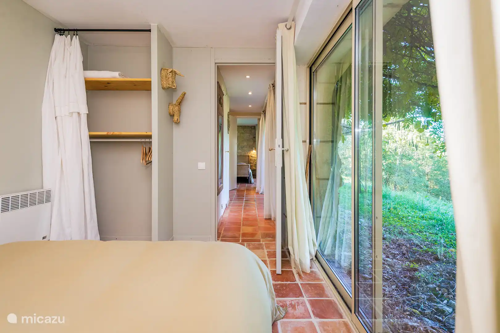 Schlafzimmer mit Schiebetüren zum Garten