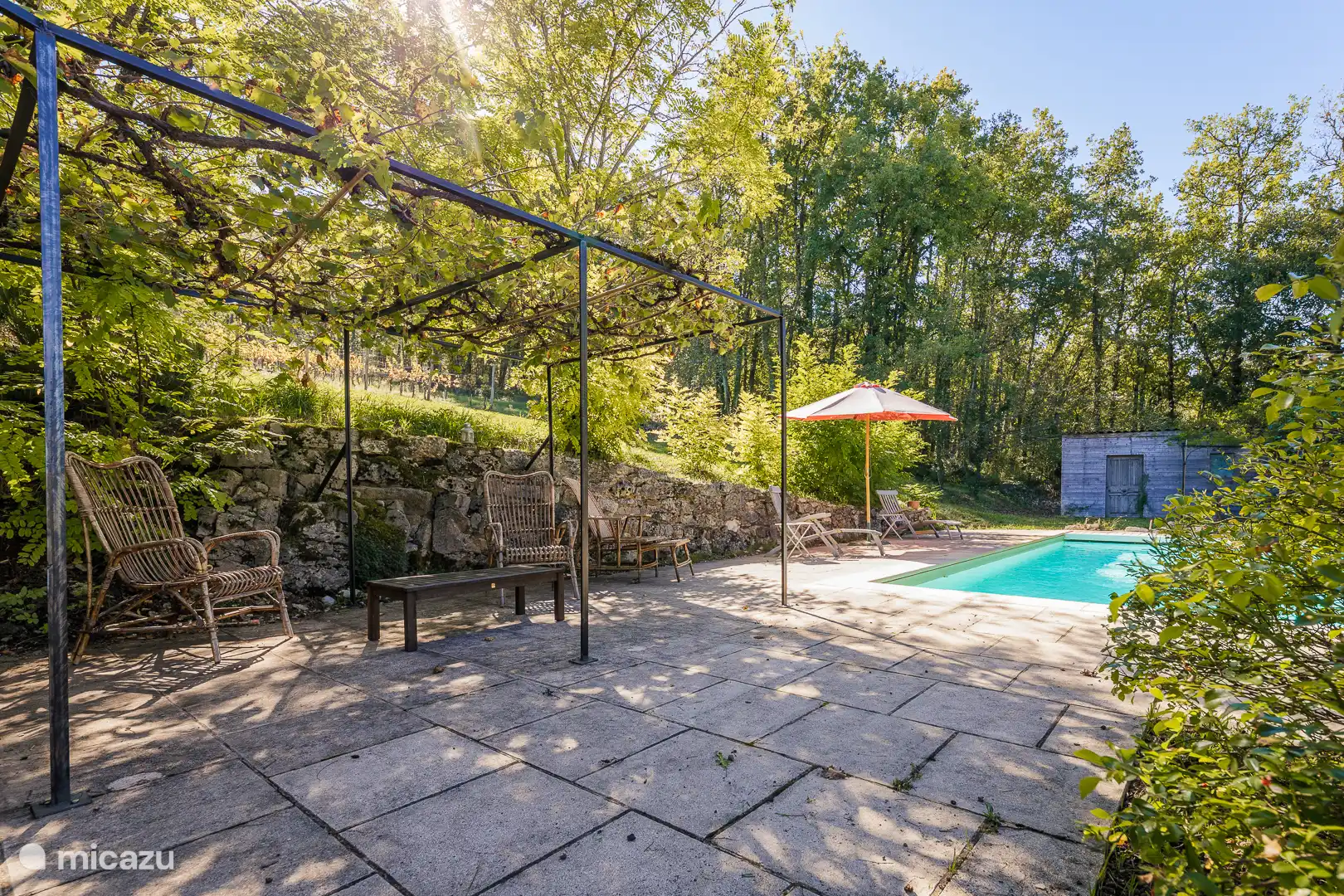 Terrasse und Swimmingpool