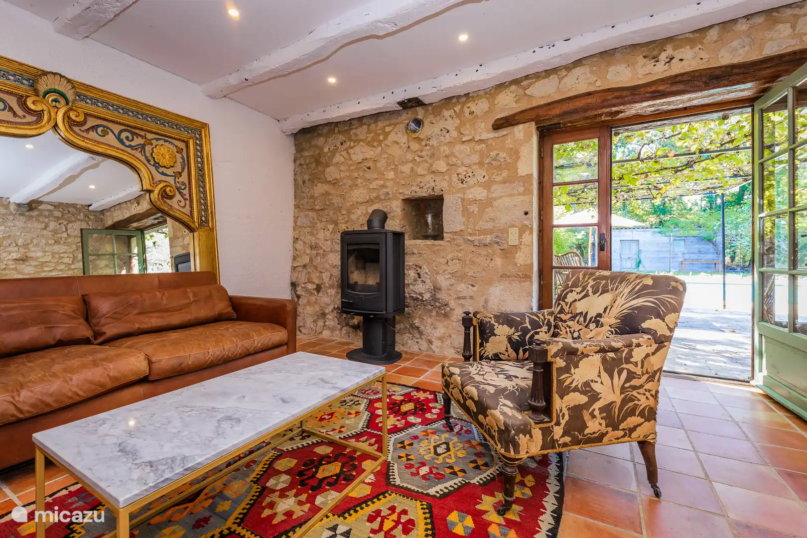 Eine weitere Sitzecke mit Terrassentüren, die zum Garten führen