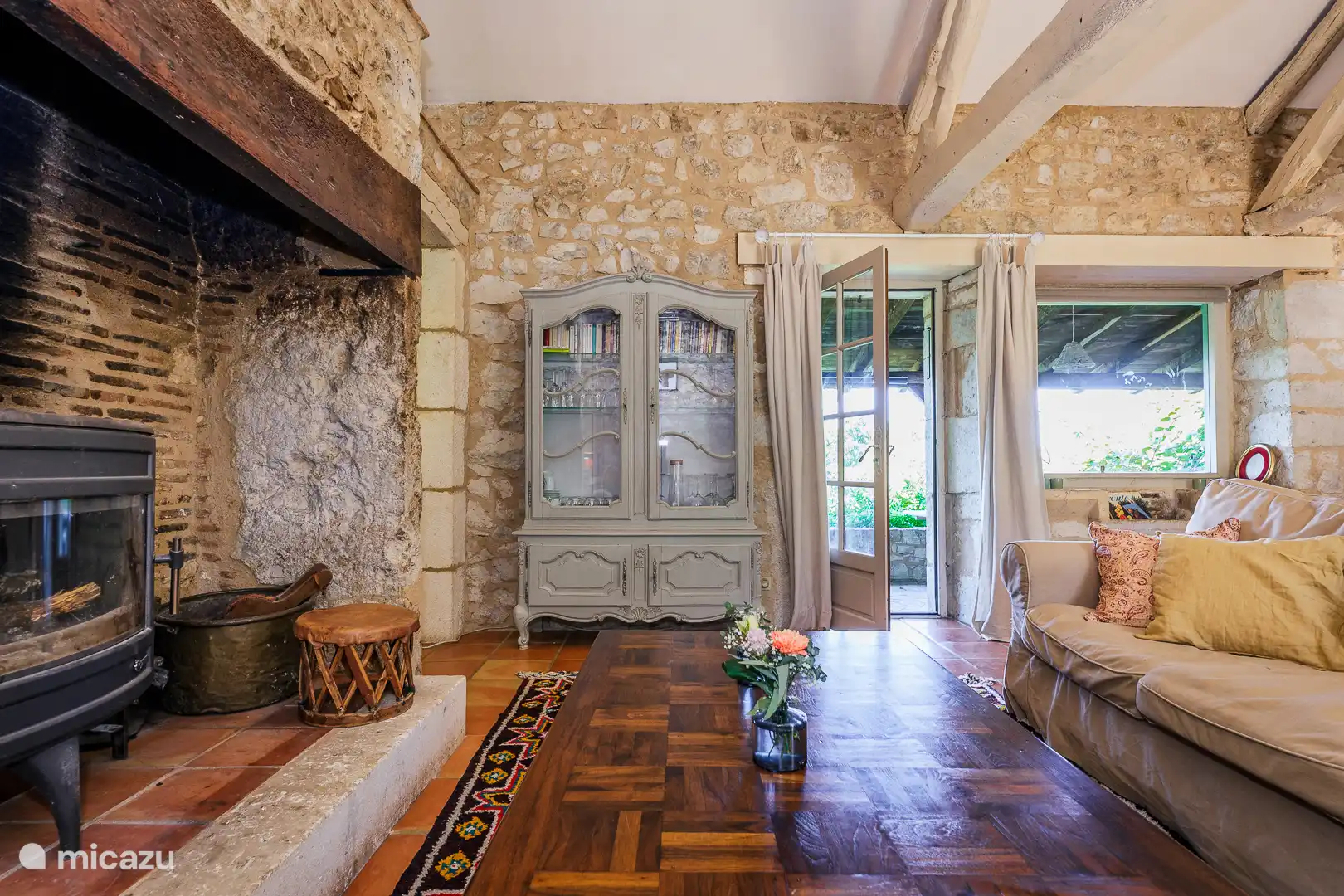 Das Wohnzimmer mit Terrassentüren zur Veranda