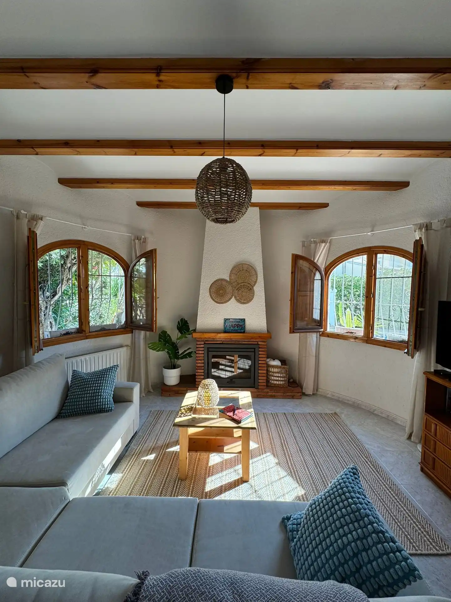 living room with wood-burning fireplace
