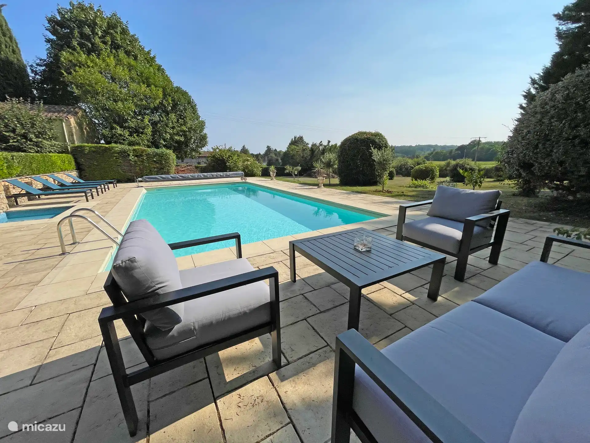 Entspannungsbereich und Strandpool