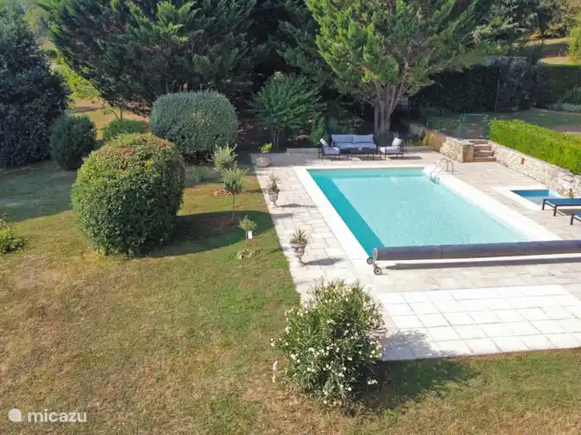 La Petite Borie en Francia, Dordoña, Trémolat - casa de campo / castillo Vista aérea de la piscina