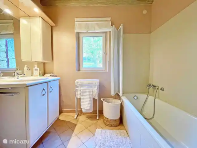 La Petite Borie en Francia, Dordoña, Trémolat - casa de campo / castillo Baño