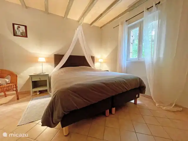 La Petite Borie en Francia, Dordoña, Trémolat - casa de campo / castillo Dormitorio doble con baño en suite