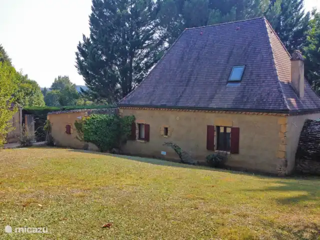 La Petite Borie en Francia, Dordoña, Trémolat - casa de campo / castillo Jardín y casa