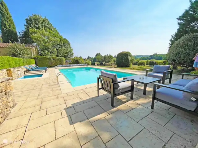 La Petite Borie en Francia, Dordoña, Trémolat - casa de campo / castillo Zona de relax y piscina