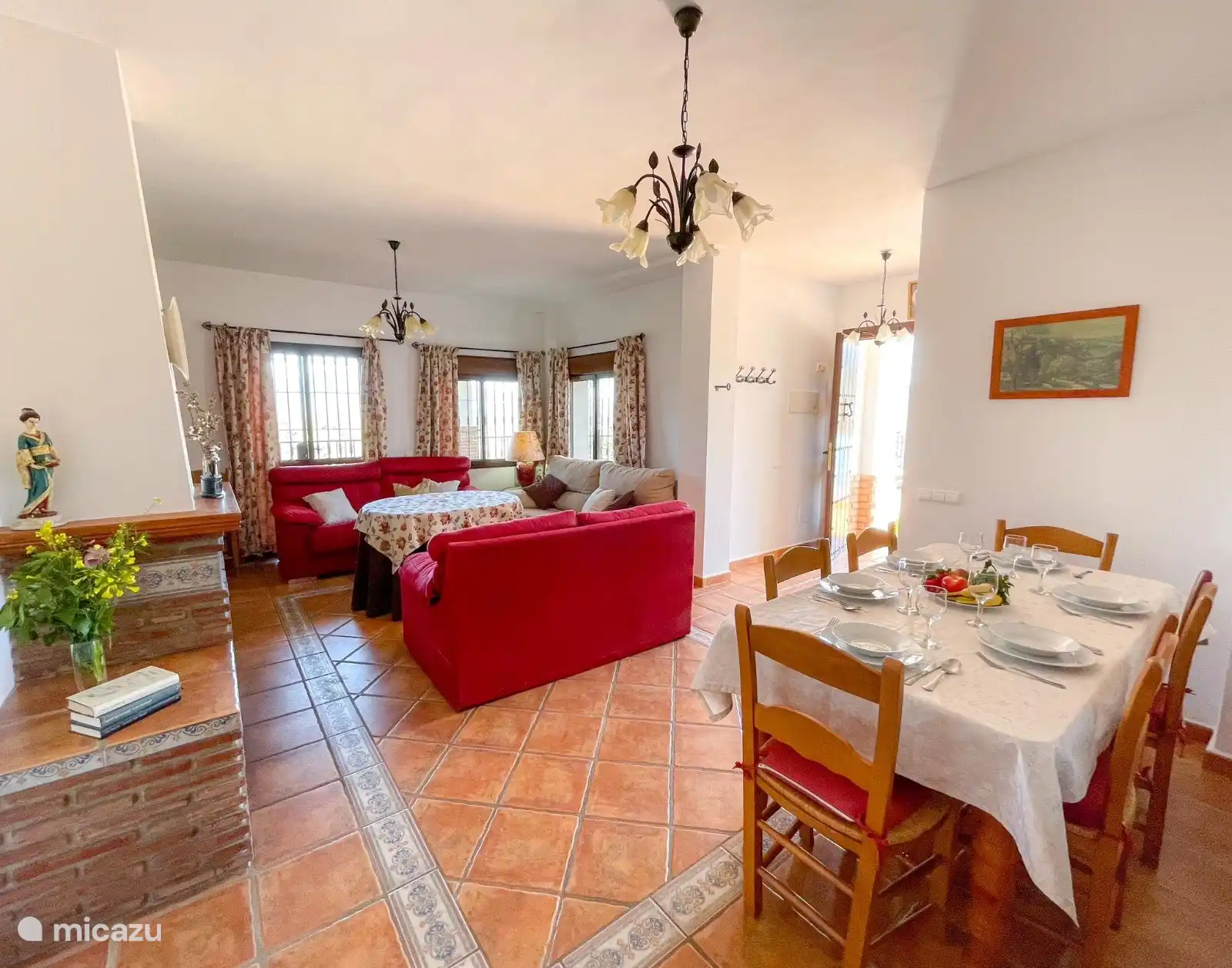 Panoramablick auf das Wohnzimmer vom Esszimmer aus.