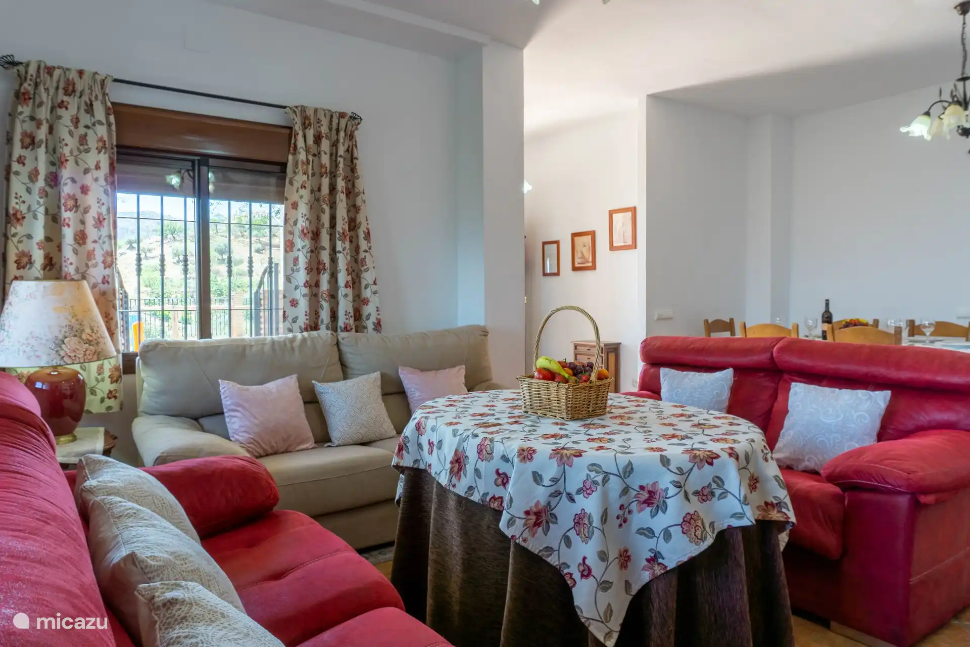 Wohnzimmer von der Küche aus gesehen.