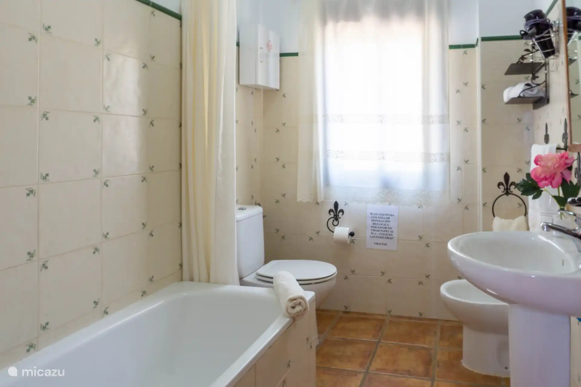 Hauptbadezimmer mit Badewanne.