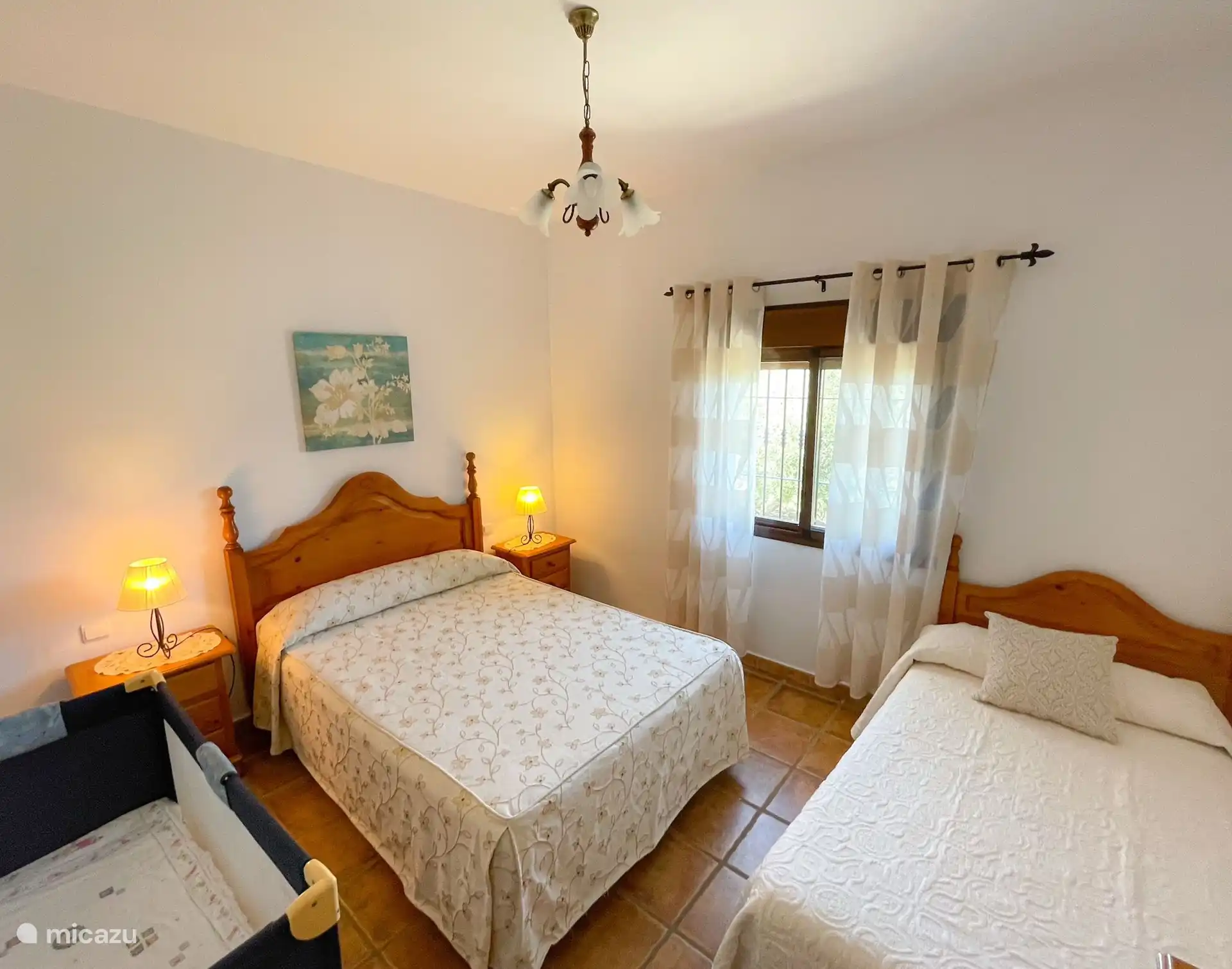 Das Schlafzimmer ist mit einem Doppelbett, einem Einzelbett und einem Kinderbett ausgestattet.